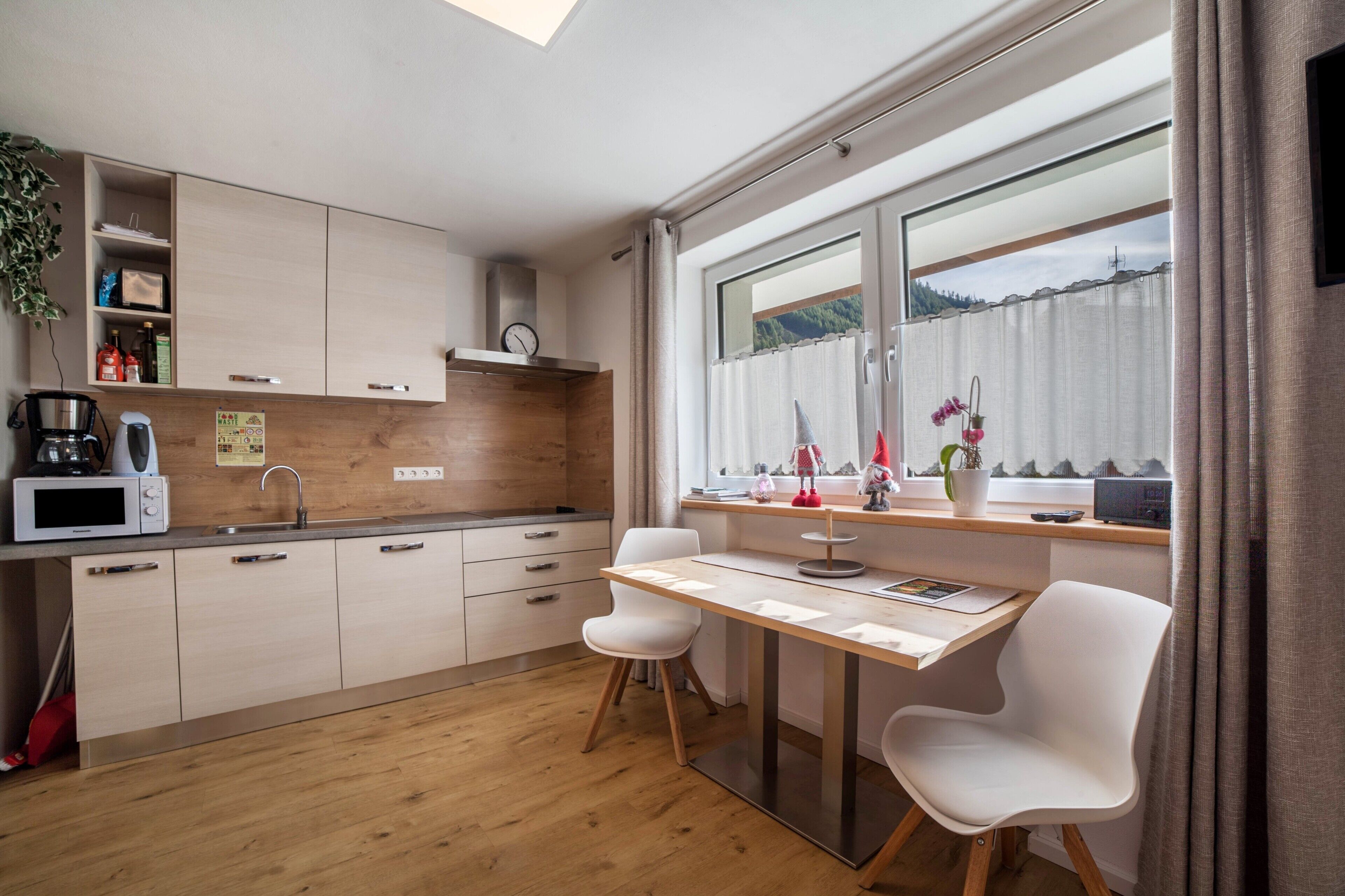 Kühlschrank, Mikrowelle, Herdplatte, Geschirrspüler