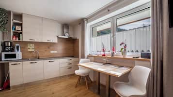 Kühlschrank, Mikrowelle, Herdplatte, Geschirrspüler