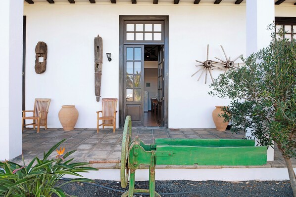 Exterior - Country House 'Finca Emblemática - Nº3 Liria' with Mountain Views, Shared Pool and Wi-Fi (La Vegueta)