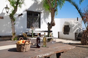 Outdoor dining - Country House 'Finca Emblemática - Nº6 Timbayba' with Mountain Views, Shared Pool and Wi-Fi (La Vegueta)