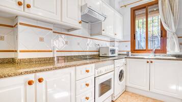 Een koelkast, een magnetron, een oven, een kookplaat