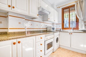 Refrigerador, microondas, horno, placa de cocina