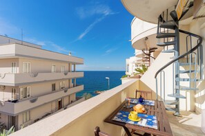 Outdoor dining - Apartment 'Gallipoli Vista Mare' with Sea View, Wi-Fi and Air Conditioning (gallipoli)