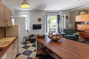 Fernseher, Tischtennisplatte