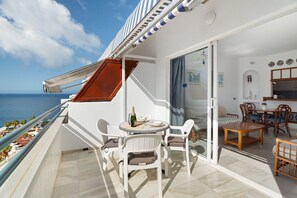 Outdoor dining - Vacation Home "Club Atlantis with Views" with Shared Pool & Wi-Fi (Costa Adeje)
