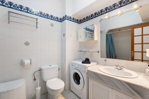 Bathtub, hair dryer, towels - Vacation Home "Club Atlantis with Views" with Shared Pool & Wi-Fi (Costa Adeje)