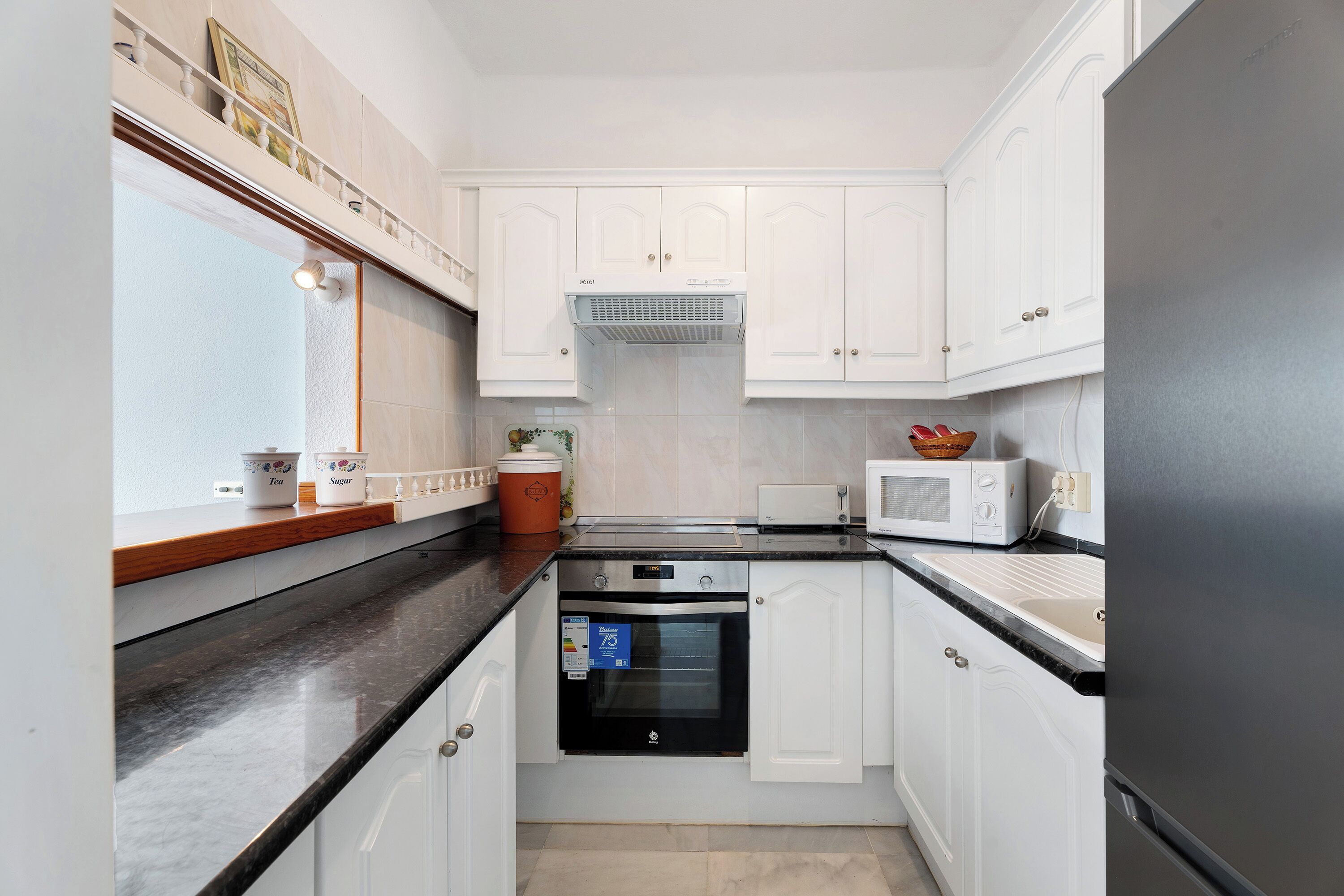 Een koelkast, een microgolfoven, een oven, een kookplaat