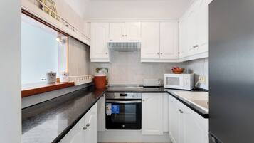 Een koelkast, een microgolfoven, een oven, een kookplaat