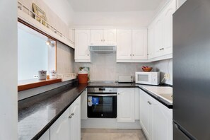 Jääkaappi, mikroaaltouuni, uuni, liesi