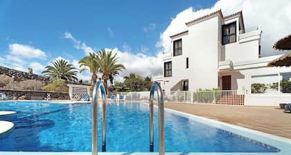 Vacation Apartment 'Blue Dream Pebble Beach' with Sea View, Shared Pool and Wi-Fi
