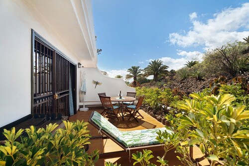 Vacation Apartment 'Blue Dream Pebble Beach' with Sea View, Shared Pool and Wi-Fi