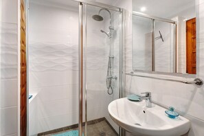 Bañera, secador de pelo, toallas
