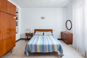 5 bedrooms, iron/ironing board, free WiFi, bed sheets