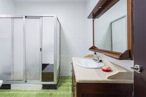 Shower, hair dryer, towels - Holiday Home "La Matea" with Private Terrace, Balcony and Wi-Fi (LLAURÍ)