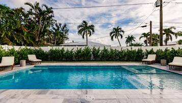 Una piscina al aire libre, una piscina climatizada