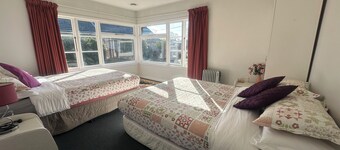SUNNY HOUSE WITH 5 BEDROOMS 7 QUEEN BEDS 2 BATHROOMS NEAR AIRPORT