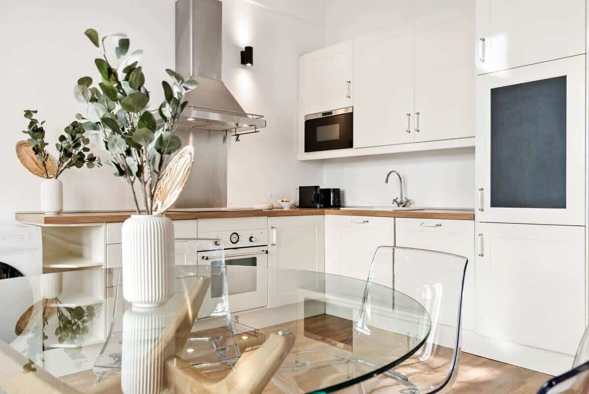 Frigorífico, microondas, horno y placa de cocina