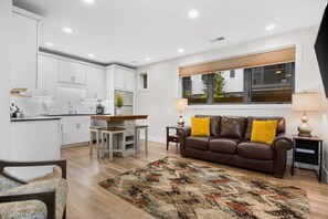 TV, offices - Capri 002 in the Heart of Downtown Traverse City (Traverse City)