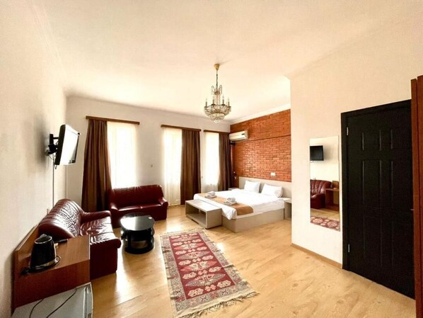 Luxury Room, Balcony, City View | Desk, free WiFi, bed sheets - Tbil Inn Hotel  (Tbilisi)