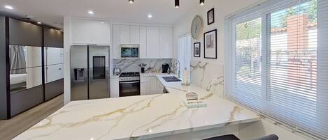 Refrigerador, microondas, horno, placa de cocina