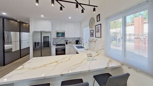 Refrigerador, microondas, horno y parrilla de estufa 