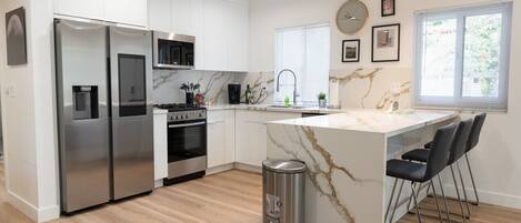 Refrigerador, microondas, horno y parrilla de estufa