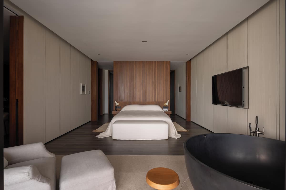 Minibar, coffres-forts dans les chambres, bureau, rideaux occultants