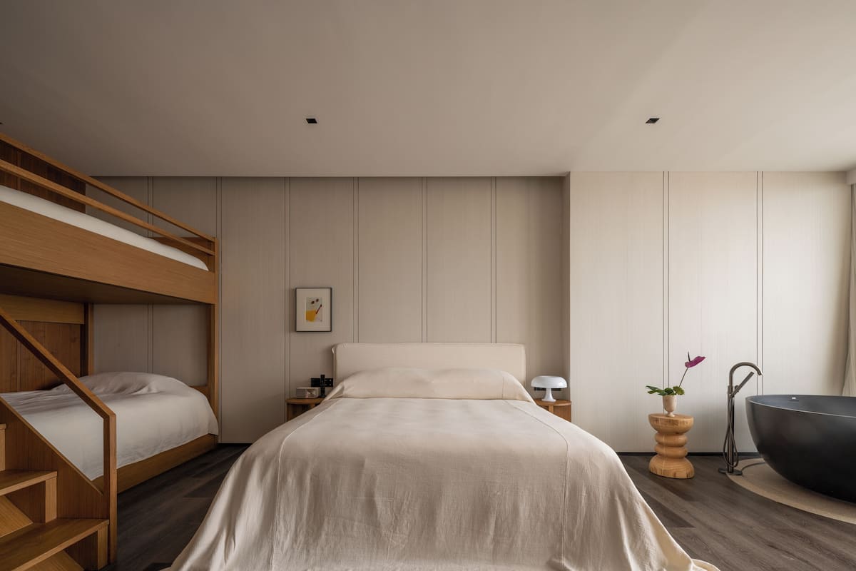 Minibar, coffres-forts dans les chambres, bureau, rideaux occultants
