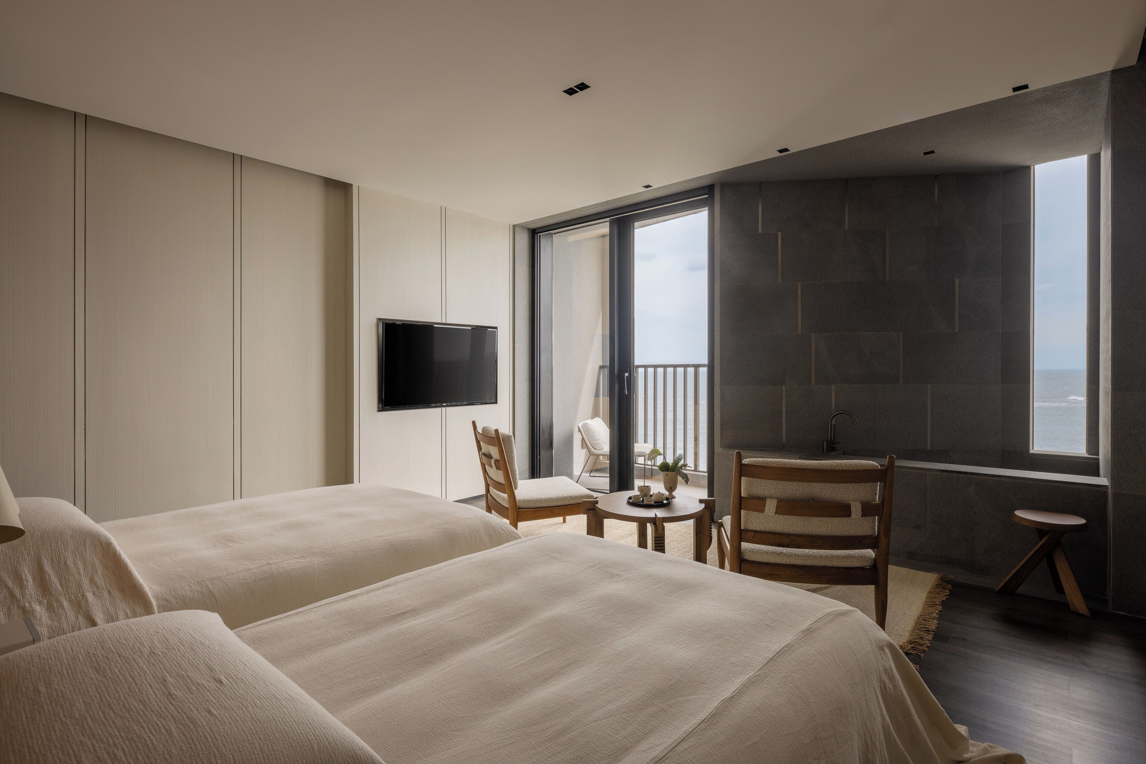 COZY TWIN STUDIO | Minibar, in-room safe, desk, blackout drapes