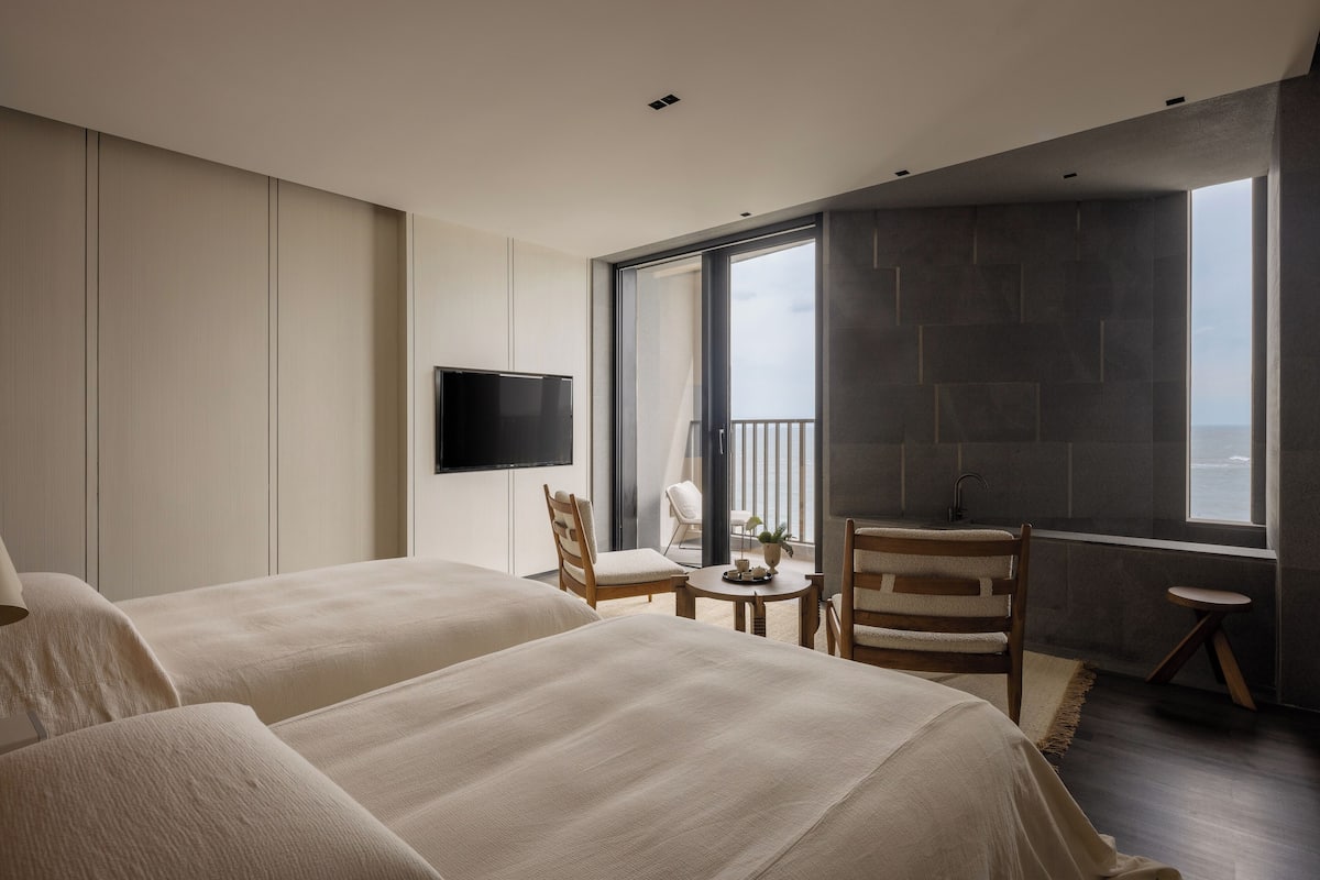 COZY TWIN STUDIO | Minibar, in-room safe, desk, blackout drapes