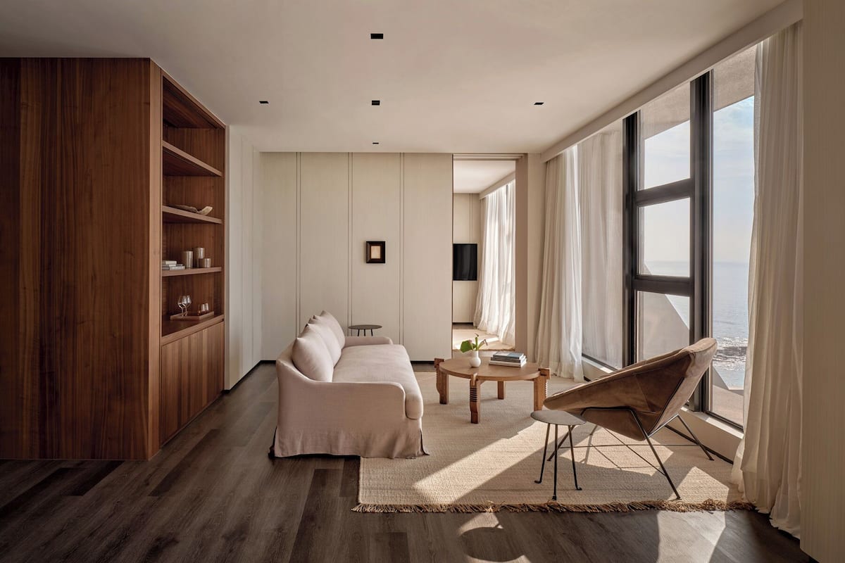 THE SEA GREAT SUITE | Minibar, in-room safe, desk, blackout drapes