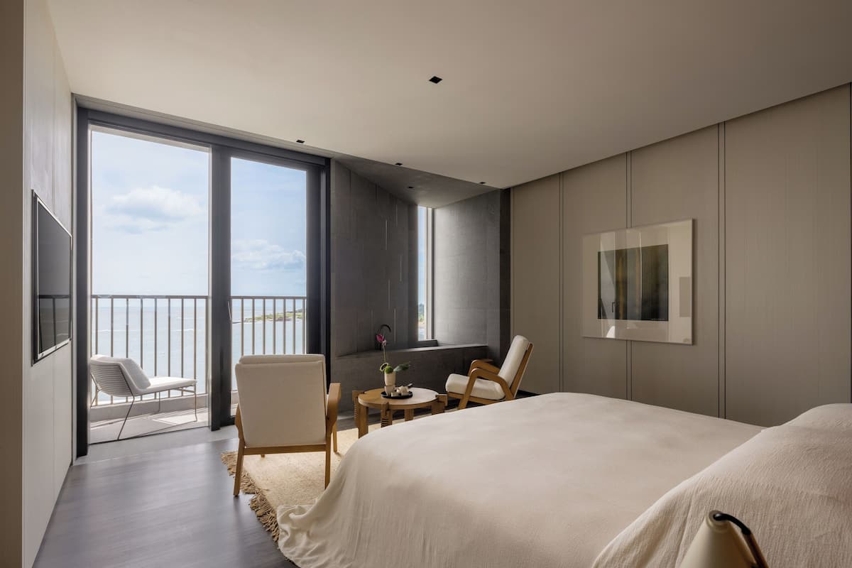 COZY KING STUDIO | Beach/ocean view