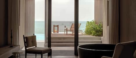 POOLSIDE STUDIO | Minibar, in-room safe, desk, blackout drapes