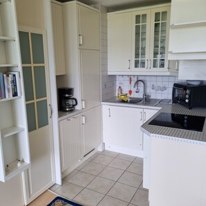 Réfrigérateur, plaque de cuisson, cafetière/bouilloire