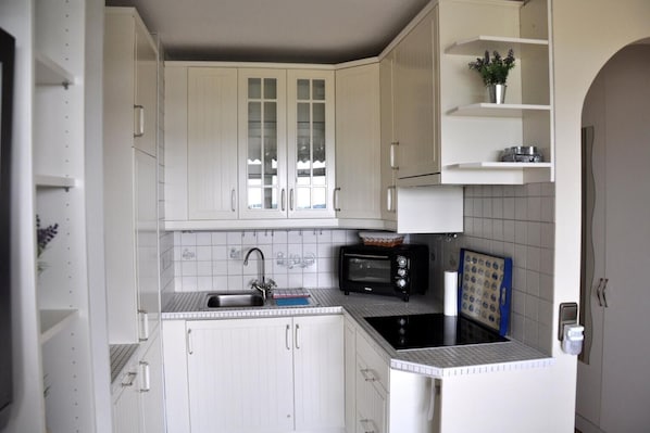 Réfrigérateur, plaque de cuisson, cafetière/bouilloire