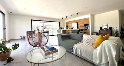 Villa 8 personnes piscine pétanque BBQ vacances proches nature, riviÚre & mer