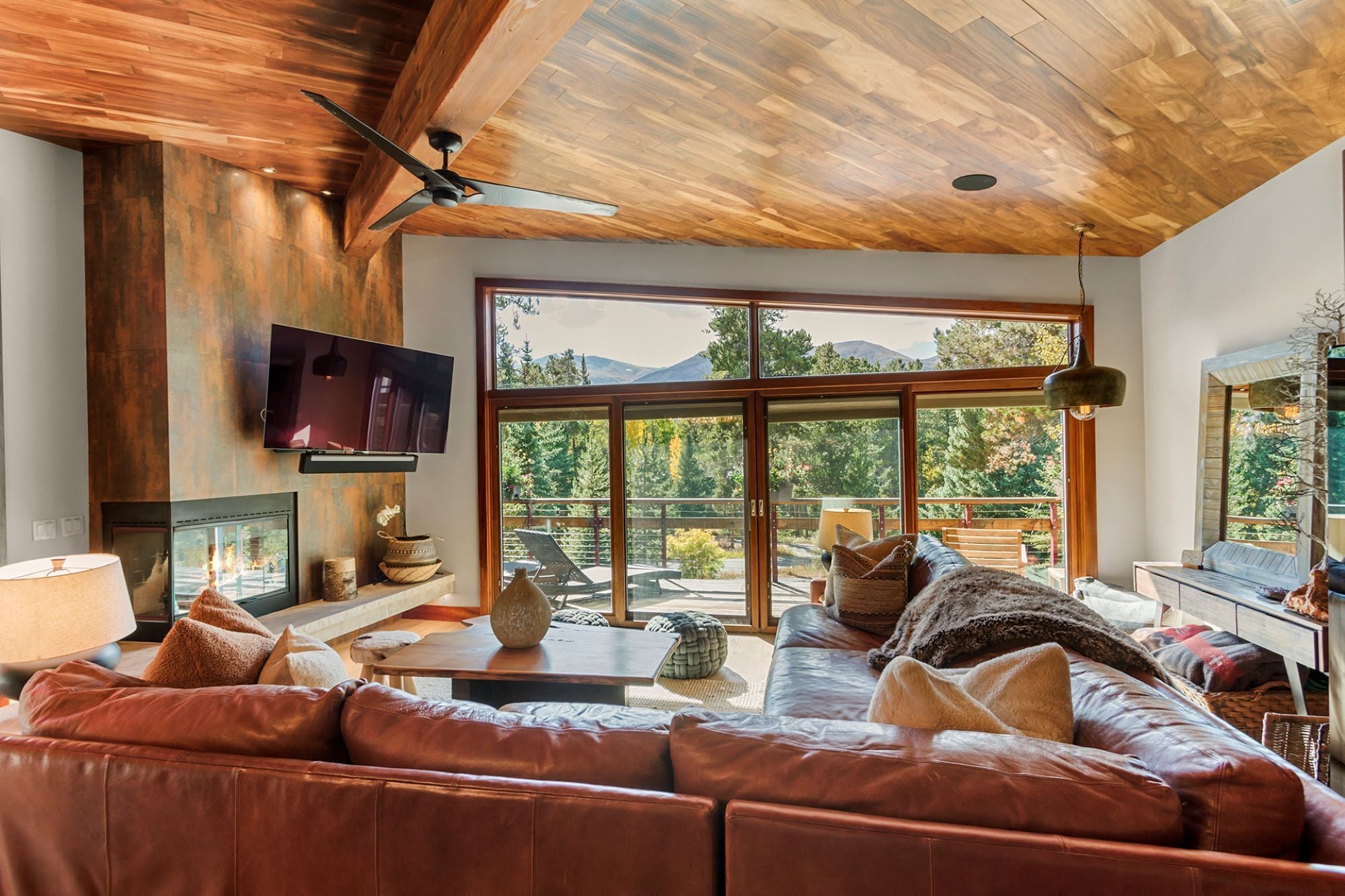 Una televisión, una chimenea, un reproductor estéreo