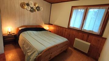 2 slaapkamers, een strijkplank/strijkijzer, reisbedje, gratis wifi