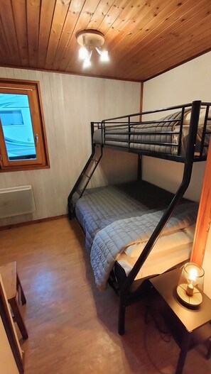 2 bedrooms, iron/ironing board, travel cot, free WiFi
