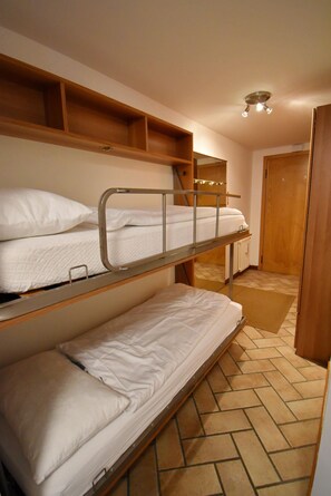 1 dormitori i roba de llit 