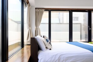 Desk, blackout curtains, soundproofing, iron/ironing board - UENO WOO HOTEL (Tokyo)