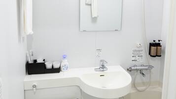 Combined shower/bathtub, free toiletries, hair dryer, slippers