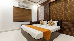 Un dormitorio moderno con una cama grande, paneles de madera, un panel decorativo y un equipo de aire acondicionado.