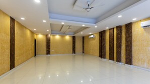 Una habitación amplia y luminosa, con techo alto, iluminación empotrada y ventilador de techo.
