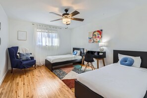 Tabla de planchar con plancha, cuna de viaje, wifi gratis y ropa de cama