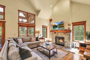 Smart TV y chimenea