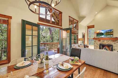 Alpine Escape @ Tamarack Resort | Modern Ski In/Out  | Pet OK | Hot Tub