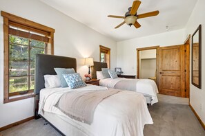 3 habitaciones, tabla de planchar con plancha y cuna de viaje