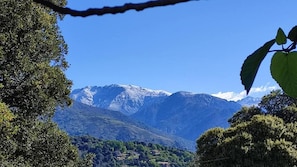 Un paisaje montañoso con cielo despejado.
