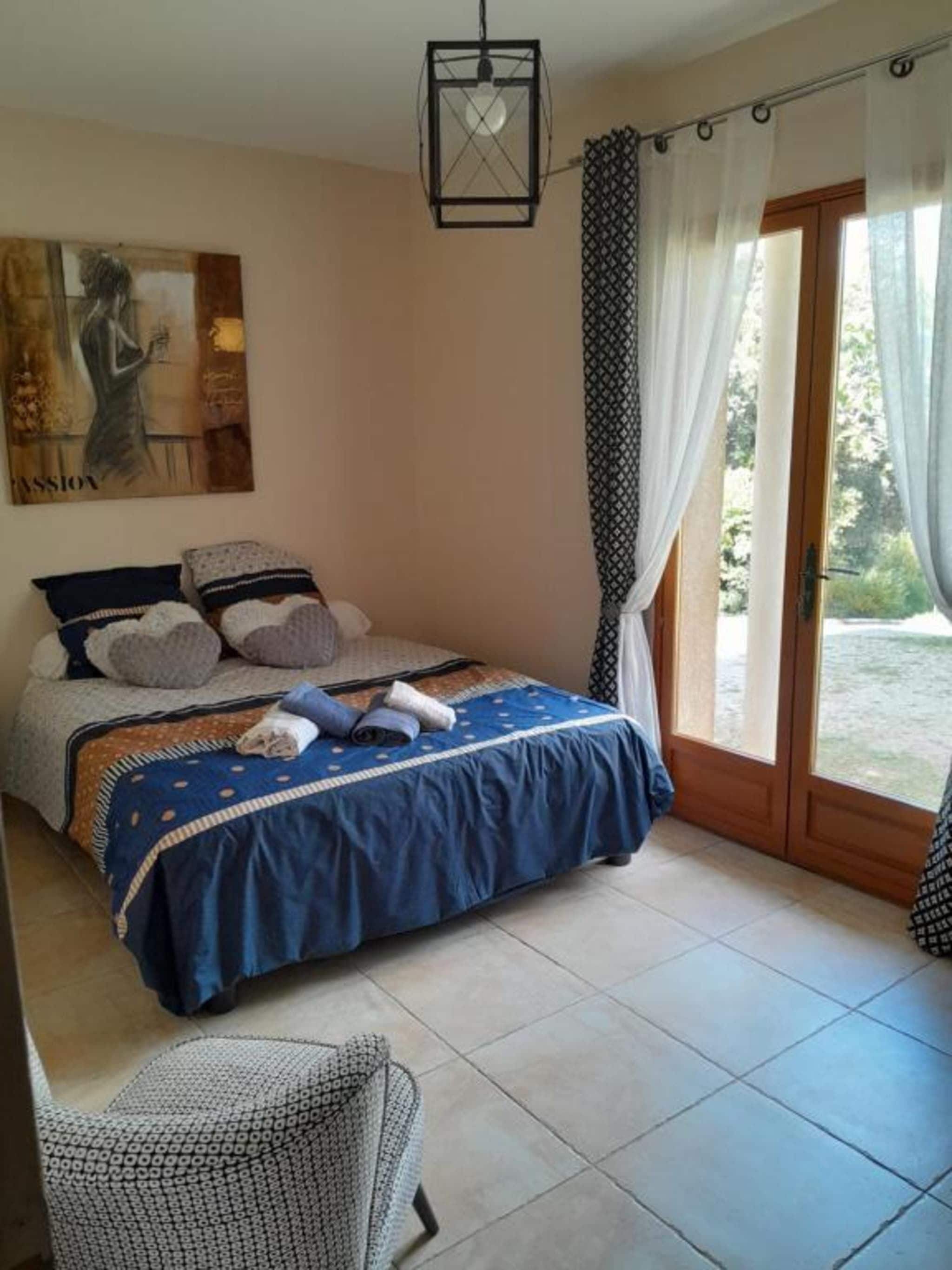 5 bedrooms, travel crib, WiFi (free), bed sheets